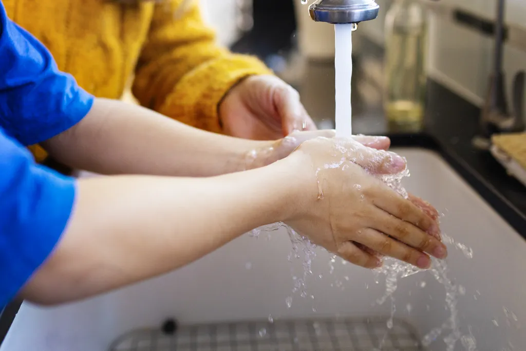 Lavar as mãos só com água não é eficaz para eliminar vírus e bactérias (Imagem: Rawpixel/Freepik)