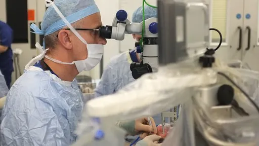 Cirurgiões realizam primeira operação ocular usando sistema robótico