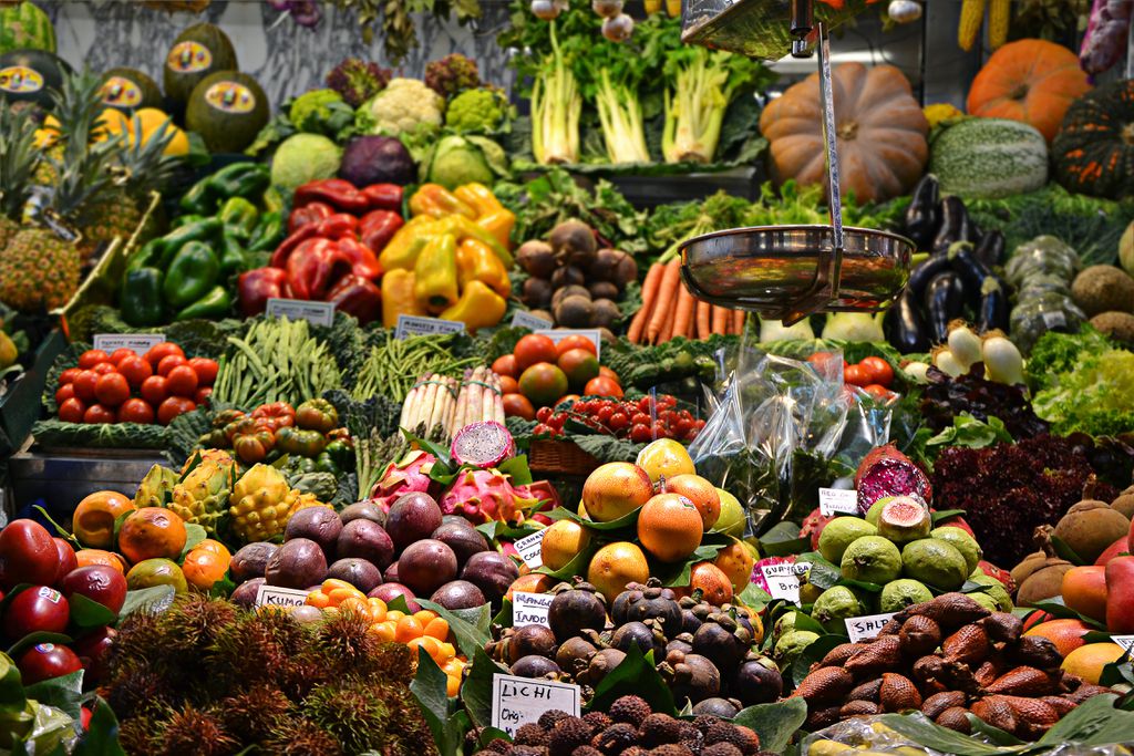 Quanto mais natural é o alimento, e menos processado, melhor é o bem que faz à saúde: para o cálculo dos cientistas, o custo ambiental de produção das comidas também entrou na conta de prejuízo à saúde (Imagem: Jacopo Maia/Unsplash)