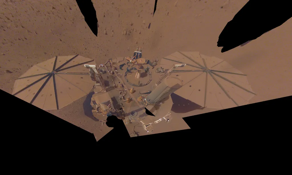 “Selfie” capturada pela sonda InSight em abril de 2022 (Imagem: Reprodução/NASA, JPL-Caltech, Mars InSight)