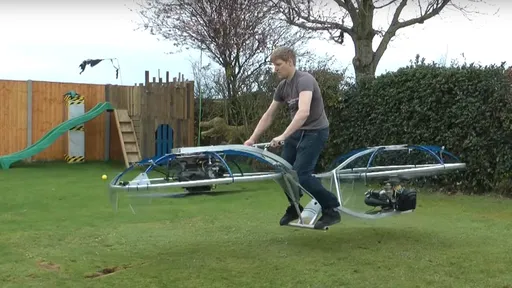 Homem cria bicicleta voadora na garagem de casa