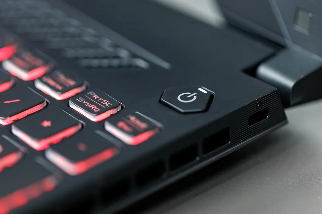 O botão de power fica localizado fora do teclado do TUF Gaming F15 (Imagem: Ivo Meneghel/Canaltech)