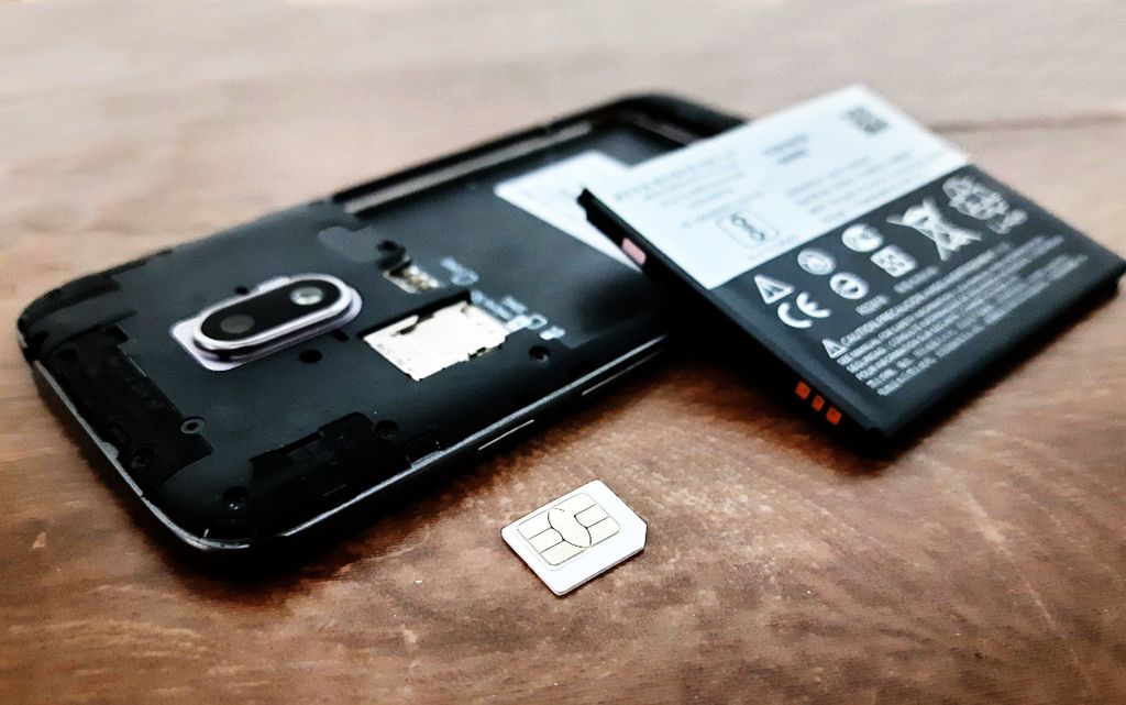 Em alguns celulares, é possível que você tenha que remover a bateria para acessar a bandeja do chip  (Foto: Matheus Bigogno/ Canaltech)