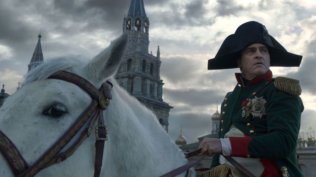 Joaquin Phoenix como Napoleão (Imagem: Reprodução/Sony Pictures, Apple)