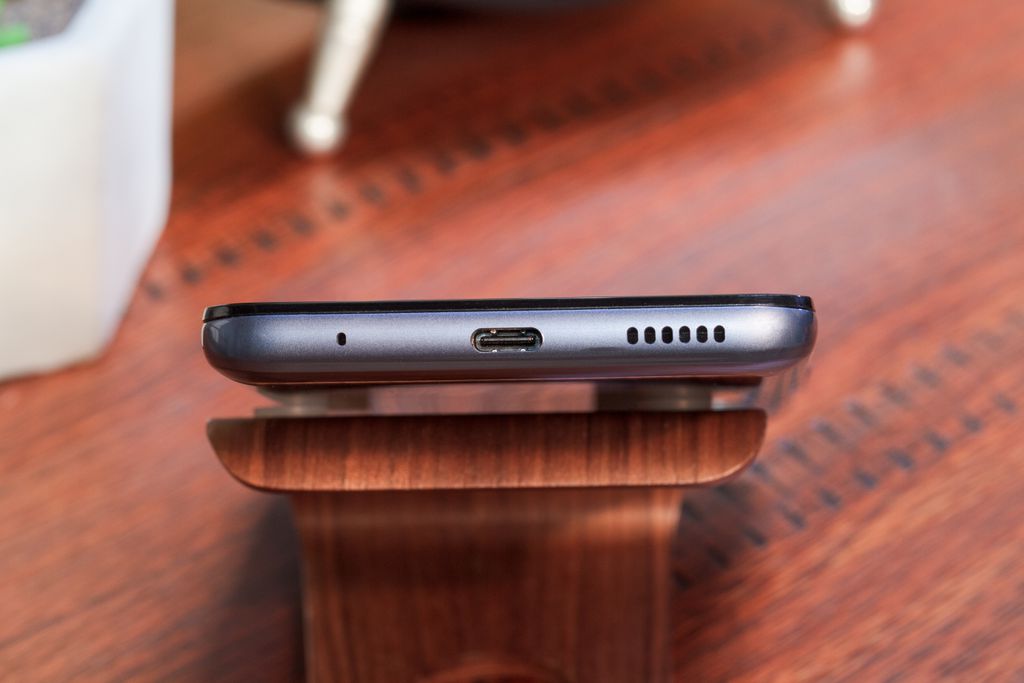 Moto G60 tem o USB-C embaixo e P2 na parte de cima (Imagem: Ivo/Canaltech)
