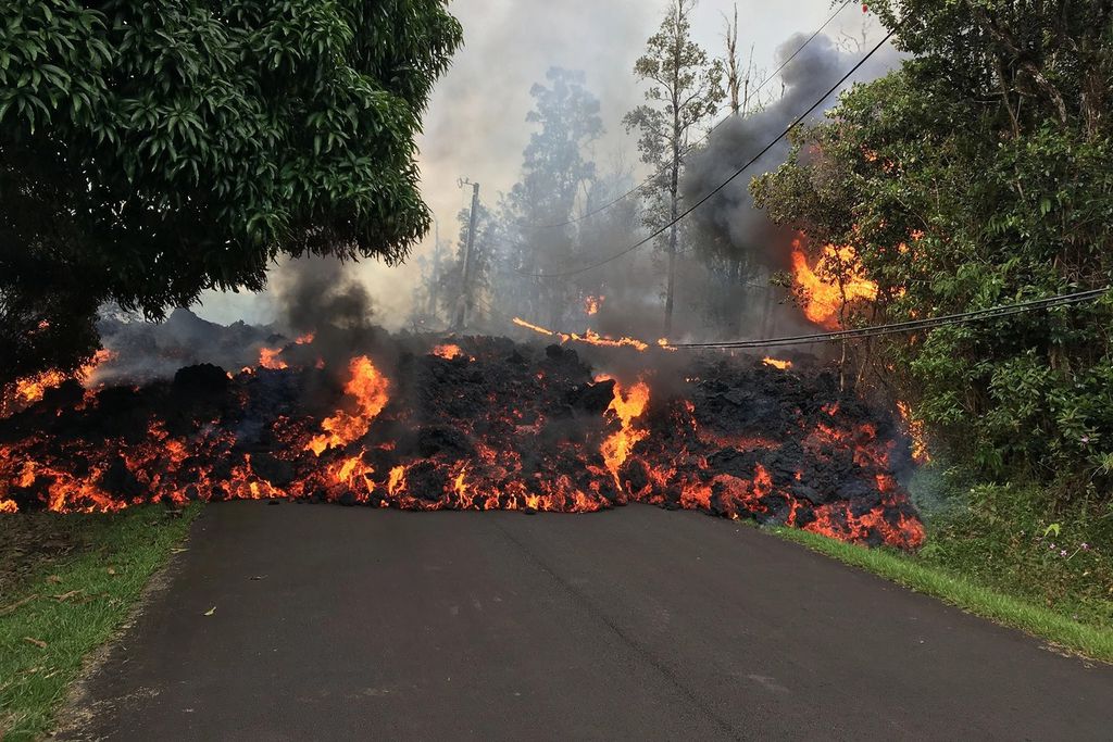 Por conta da baixa concentração de sílica, a lava dos vulcões havaianos tende a ser mais fina, percorrendo grandes distâncias antes de se solidificar (Imagem: Reprodução/USGS)