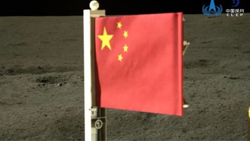 Bandeira chinesa de basalto hasteada na Lua