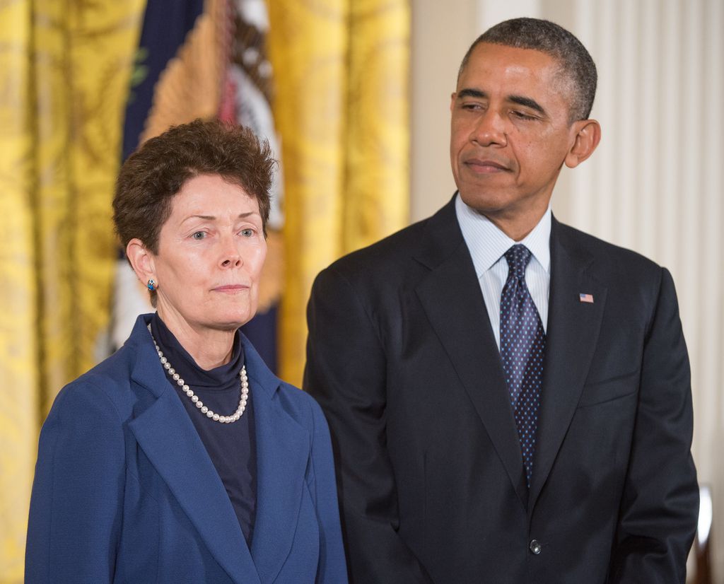 Em 2013, Sally recebeu a Medalha da Liberdade em um cerimônia póstuma na Casa Branca; quem recebeu a honraria de Barack Obama em seu lugar foi sua esposa Tam O'Shaughnessy, vista na foto (Imagem: NASA/Carla Cioffi)