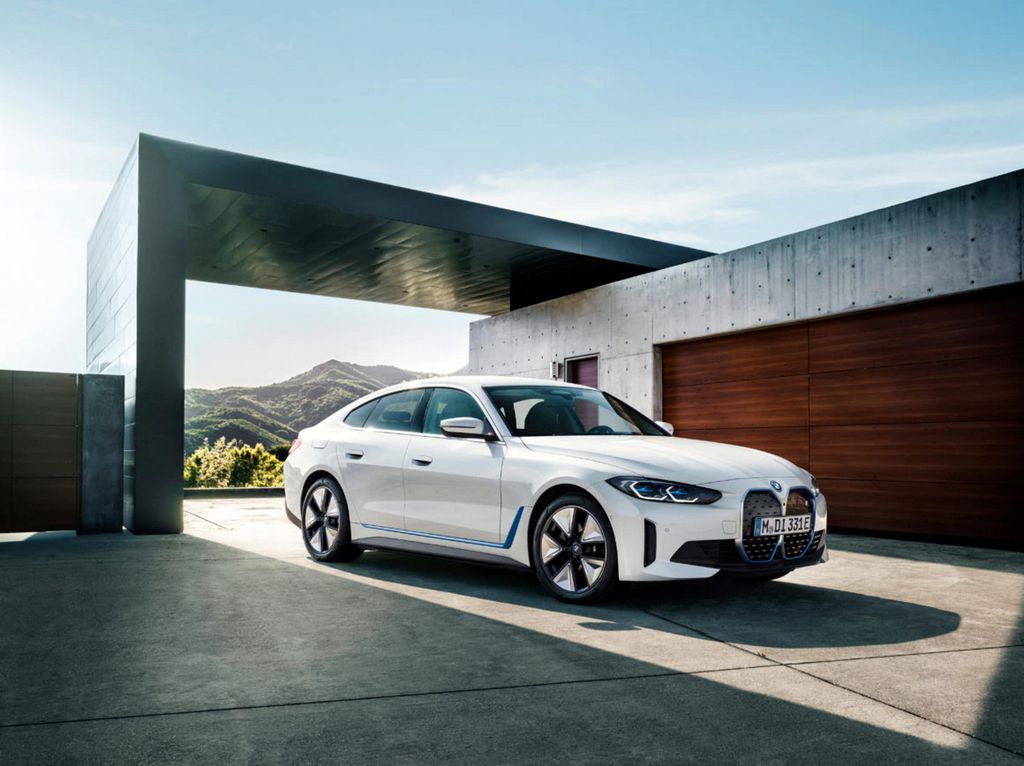BMW i4 é um dos carros elétricos que serão lançados no Brasil em 2022 (Imagem: Divulgação/BMW)