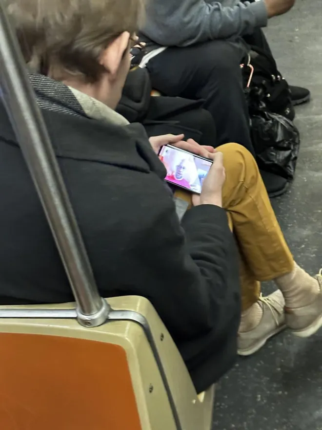 Suposto Pixel Fold nas mãos de usuário do metrô de Nova York (Imagem: Reprodução/Reddit)