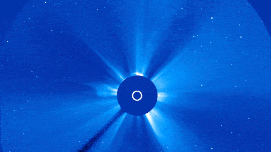 Ejeção de massa coronal gigante liberada por erupção solar dupla (Imagem: Reprodução/NASA/SOHO)