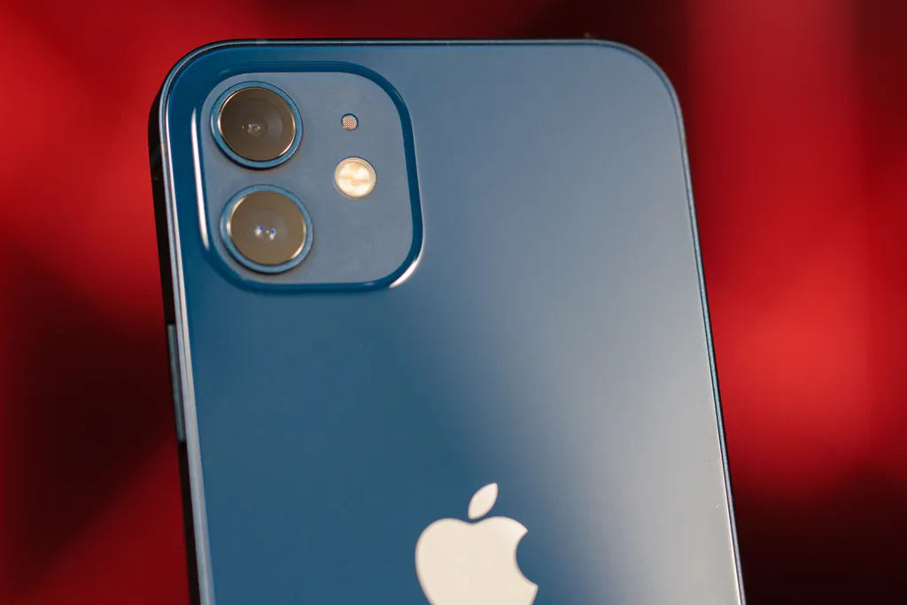 O iPhone 12 trouxe a tecnologia de magsafe para carregamento por indução (Imagem: Canaltech)