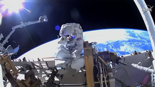 Astronautas preparam ISS para novo painel solar em spacewalk de quase 7 horas