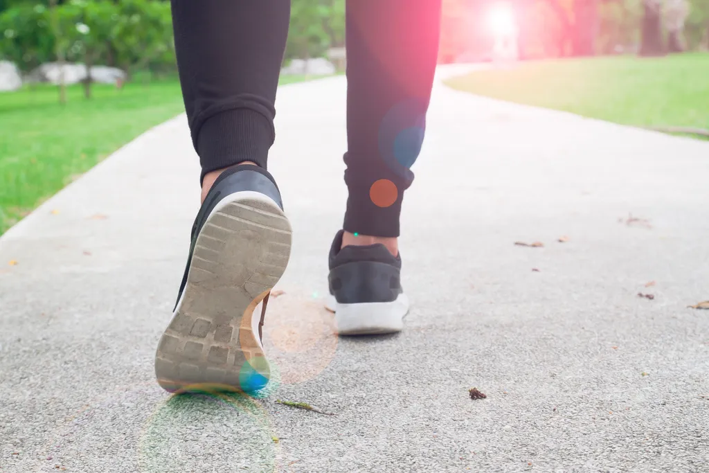 Mesmo exercícios de baixo impacto, como caminhadas, ajudam a manter o coração saudável (Imagem: Schantalao/Freepik)
