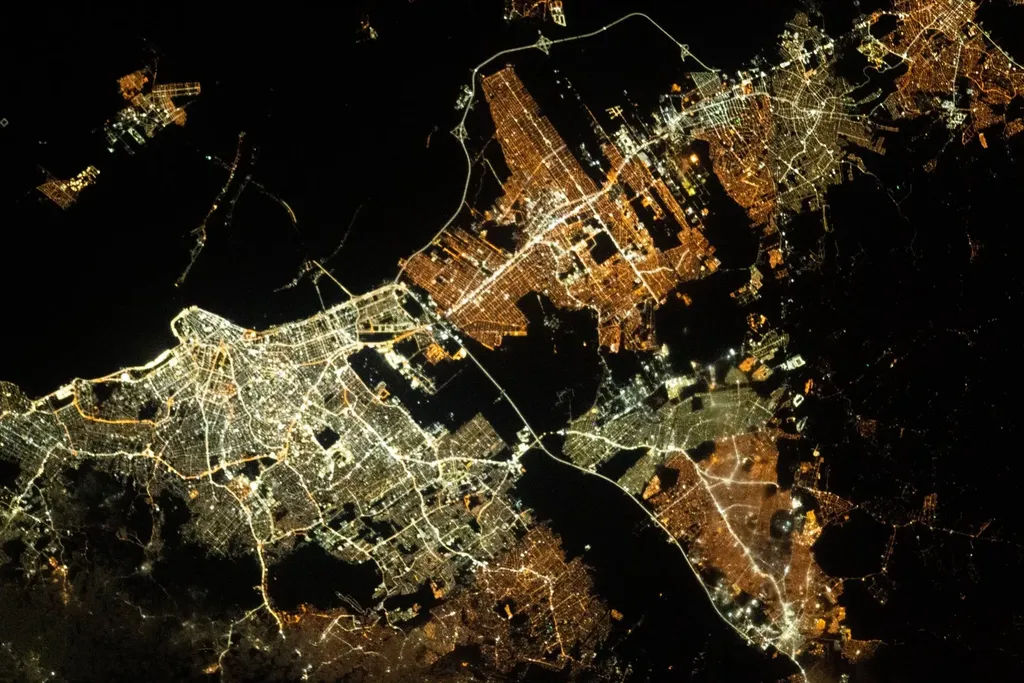 Porto Alegre fotogradada pelos astronautas na Estação Espacial Internacional (Imagem: Reprodução/NASA)