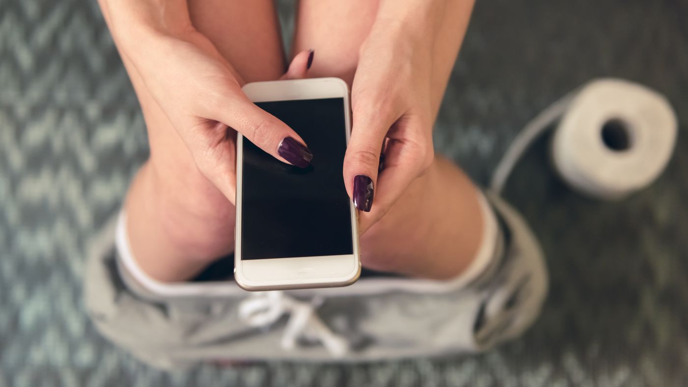 Mexer no celular enquanto se usa o banheiro pode causar hemorroida; entenda  - Canaltech