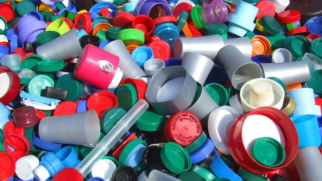 Cientistas conseguem transformar plástico em combustível