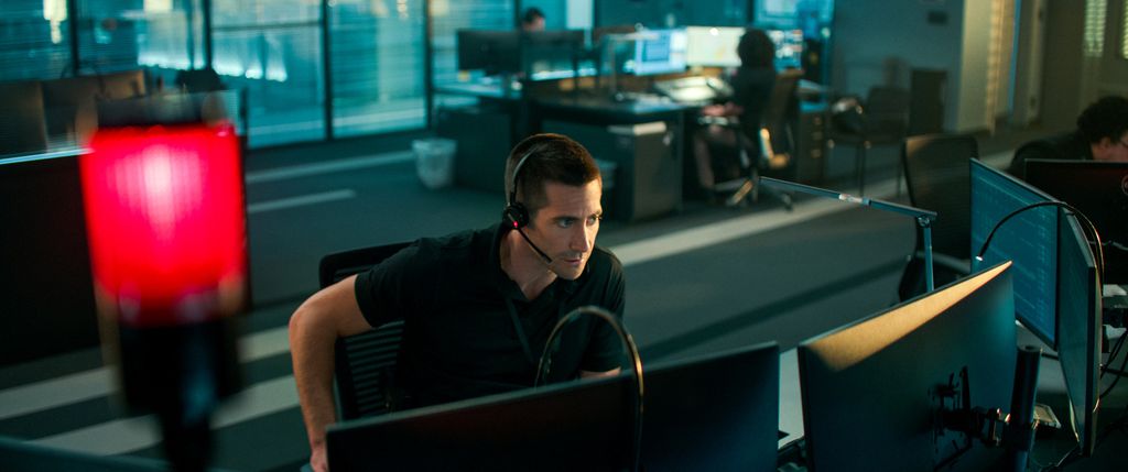 Remake de filme dinamarquês tem Jake Gyllenhaal como atendente de serviço de emergência recendo ligação misteriosa (Imagem: Divulgação/Netflix)
